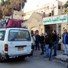 Người dân rời bỏ nhà cửa ở tỉnh Bắc Sinai tới tị nạn tại một nhà thờ Thiên chúa giáo ở tỉnh Ismailia. (Nguồn: EPA/TTXVN)