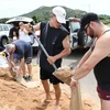Người dân đóng các bao tải cát để chuẩn bị đối phó với bão Debbie ở Townsville, bang Queensland, Australia ngày 27/3. (Nguồn: EPA/TTXVN)