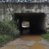 Cống chui dân sinh qua đường cao tốc thường xuyên bị ngập nước. (Ảnh: Đinh Hữu Dư/TTXVN)