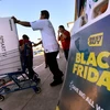 Khách hàng mua sắm tại cửa hàng ở California, Mỹ trong ngày Black Friday 25/11/2016. (Nguồn: AFP/TTXVN)