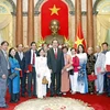 Chủ tịch nước Trần Đại Quang với các đại biểu tham dự buổi gặp. (Ảnh: Nhan Sáng/TTXVN)