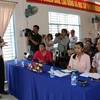 Ông Trần Phong, Cục trưởng Cục môi trường miền Nam, công bố thông tin ban đầu tại buổi đối thoại với các hộ dân sống cạnh Nhà máy Giấy Lee&Man Việt Nam. (Ảnh: Duy Khương/TTXVN)