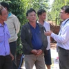 Người dân thị trấn Ea Pốk, huyện Cư M’gar phản ánh việc cán bộ cơ sở làm trái quy định hỗ trợ hạn hán của Chính phủ đối với nông dân. (Ảnh: Phạm Cường/TTXVN)