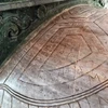 Du khách vẽ, viết lên rùa đội bia đá ở Lục giác đình phía Đông trong khuôn viên chùa Thiên Mụ, Huế.( Ảnh: Quốc Việt/TTXVN)