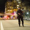 Cảnh sát phong tỏa khu vực Groenlann ở Oslo, sau khi phát hiện một chiếc hộp tình nghi là một quả bom. (Nguồn: EPA/TTXVN)