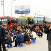 Các xe khách xếp hàng trước trạm thu phí Pháp Vân phản đối lệnh điều chuyển của Sở Giao thông Vận tải Hà Nội ngày 28/2. (Ảnh: TTXVN)