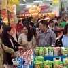 Người dân mua sắm tại siêu thị Big C Huế. (Ảnh: Quốc Việt/TTXVN)