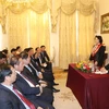 Chủ tịch Quốc hội Nguyễn Thị Kim Ngân đến gặp mặt cán bộ, nhân viên Đại sứ quán Việt Nam tại Hungary. (Ảnh Trọng Đức/TTXVN)
