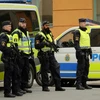 Cảnh sát Thụy Điển gác bên ngoài Tòa án quận Stockholm, nơi nghi phạm Rakhmat Akilov bị thẩm vấn ngày 11/4. (Nguồn: THX/TTXVN)