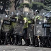 Cảnh sát Venezuela trong cuộc xung đột với người biểu tình ở Caracas ngày 4/4. (Nguồn: AFP/TTXVN)