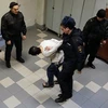 Một kẻ tình nghi liên quan đến vụ đánh bom nhằm vào hệ thống tàu điện ngầm ở St. Petersburg bị áp giải đến Tòa án Oktyabrsky, St. Petersburg ngày 7/4. (Nguồn: EPA/TTXVN)