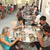 Bữa ăn của những người không nơi nương tựa tại Trung tâm nuôi dưỡng và cung cấp dịch vụ công tác xã hội tỉnh Thừa Thiên-Huế. (Ảnh: Anh Tuấn/TTXVN)