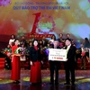Phó Chủ tịch nước Đặng Thị Ngọc Thịnh tiếp nhận tượng trưng số tiền ủng hộ của các nhà tài trợ cho Quỹ Bảo trợ Trẻ em Việt Nam. (Ảnh: Quang Quyết/TTXVN)