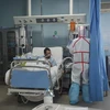 Nhân viên y tế điều trị cho một bệnh nhân bị nhiễm virus H7N9 tại Trung tâm y tế ở Vũ Hán, tỉnh Hồ Bắc, Trung Quốc. (Nguồn: EPA/TTXVN)