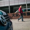 Biển hiệu tại văn phòng công ty đại diện của hãng Volkswagen ở Bắc Kinh, Trung Quốc ngày 29/3. (Nguồn: AFP/TTXVN)