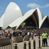  Cảnh sát Australia tuần tra bên ngoài Nhà hát Con Sò ở Sydney. (Nguồn: AFP/TTXVN)