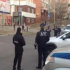 Cảnh sát điều tra hiện trường vụ tấn công ở Khabarovsk ngày 21/4. (Nguồn: Reuters/TTXVN)