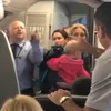 American Airlines cư xử thô bạo với hành khách nữ có con nhỏ