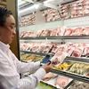 Người tiêu dùng mua thịt lợn tại Siêu thị Co.op mart Foodcosa, Gò Vấp, TP. Hồ Chí Minh. (Ảnh: Thanh Vũ/TTXVN)