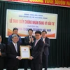 Chủ tịch UBND tỉnh Bắc Ninh trao giấy chứng nhận đầu tư 100 triệu USD cho đại diện Công ty Hanwha Techwin Security Hàn Quốc. (Ảnh: Thái Hùng/TTXVN)