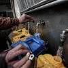 Người dân Palestine lấy nước uống tại trại tị nạn ở Rafah, miền nam Dải Gaza. (Nguồn: AFP/TTXVN)