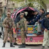 Binh sỹ Pakistan tăng cường tuần tra tại các khu dân cư ở Peshawar ngày 15/4. (Nguồn: AFP/TTXVN)