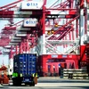 Vận chuyển hàng hóa tại một cảng ở Thanh Đảo, tỉnh Sơn Đông, Trung Quốc. (Nguồn: AFP/TTXVN)