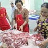 Người dân mua thịt lợn tại cửa hàng bình ổn giá, thành phố Biên Hòa, tỉnh Đồng Nai. (Ảnh: Lê Xuân/TTXVN)