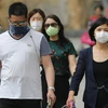 Người dân đeo khẩu trang tránh khói bụi bao phủ thủ đô Bắc Kinh ngày 4/5. (Nguồn: EPA/TTXVN)