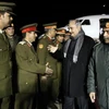 Tướng Khalifa Haftar (thứ 2, phải) tại sân bay Al-Kharouba, phía nam thị trấn Al-Marj, cách thành phố Benghazi khoảng 80 km. (Nguồn: AFP/TTXVN)