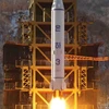 Tên lửa Unha-3 rời bệ phóng ở trung tâm phóng vệ tinh Sohae thuộc Cholsan, tỉnh Bắc Pyongan của Triều Tiên. (Nguồn: EPA/TTXVN)