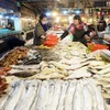 Cá được bán tại chợ thực phẩm ở Thanh Đảo, tỉnh Sơn Đông ở miền đông Trung Quốc. (Nguồn: AFP)