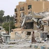 Cảnh đổ nát sau các cuộc giao tranh tại thị trấn Tabqa, cách thành phố Raqa 55km về phía tây ngày 18/5. (Nguồn: AFP/TTXVN)