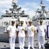 Tàu chiến và sỹ quan hải quân Ấn Độ. (Nguồn: indiandefensenews)