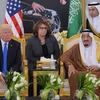  Quốc vương Saudi Arabia Salman (phải) tiếp Tổng thống Mỹ Donald Trump (trái) tại Riyadh ngày 20/5. (Nguồn: AFP/TTXVN)