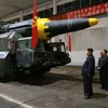 Nhà lãnh đạo Triều Tiên Kim Jong-un (phía trước) kiểm tra loại tên lửa đạn đạo đất đối đất tầm trung Hwasong-12 ngày 15/4. (Nguồn: EPA/TTXVN)