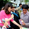 Tuyên truyền phòng chống mua bán người tại chợ Mường Hum, huyện Bát Xát. (Ảnh: Hương Thu/TTXVN)