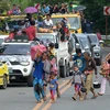Người dân Philippines sơ tán do giao tranh ở thành phố Marawi ngày 26/5. (Nguồn: AFP/TTXVN)
