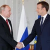 Tổng thống Emmanuel Macron (phải) và Tổng thống Putin (trái) tại cuộc gặp ở ngoại ô Paris. (Nguồn: AFP/TTXVN)
