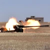 Binh sĩ quân đội Chính phủ Syria bắn pháo vào các mục tiêu của IS tại Maskana, phía đông Aleppo . AFP/TTXVN