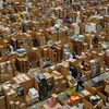Công nhân làm việc tại một trung tâm của tập đoàn Amazon ở Hempstead, phía bắc London, Anh. (Nguồn: AFP/TTXVN)