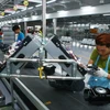  Dây chuyền sản xuất thiết bị điện tử gia dụng tại công ty LG Electronics Việt Nam. (Ảnh: Lâm Khánh/TTXVN)