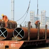  Công nhân vận chuyển thép tại một cảng ở thành phố Liên vận cảng, tỉnh Giang Tô, Trung Quốc. (Nguồn: AFP/TTXVN)