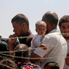  Người dân sơ tán từ Raqa tại một ngôi làng ở miền bắc Syria ngày 3/6. (Nguồn: AFP/TTXVN)