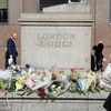 Đặt hoa tưởng niệm các nạn nhân vụ tấn công khủng bố tại Cầu London. (Nguồn: AFP/TTXVN)