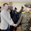 Otto Frederick Warmbier (trái) bị cảnh sát áp giải tới phiên xét xử của Tòa án tối cao Triều Tiên ở Bình Nhưỡng ngày 16/3/2016. (Nguồn: EPA/TTXVN)