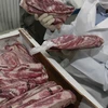 Kiểm tra thịt bò Mỹ nhập khẩu. (Nguồn: Yonhap/TTXVN)