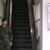 Binh sỹ Thái Lan gác tại khu vực xảy ra vụ đánh bom ở Bệnh viện quân y Phra Mongkutklao ngày 22/5. (Nguồn: EPA/TTXVN)