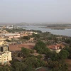 Một góc quận N'golonina bên dòng sông Niger ở thủ đô Bamako của Mali ngày 21/3. (Nguồn: AFP/TTXVN)