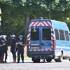 Cảnh sát tuần tra gần đại lộ Champs-Elysees ở Paris sau vụ xe ô tô lao vào xe cảnh sát ngày 19/6. (Nguồn: THX/TTXVN)